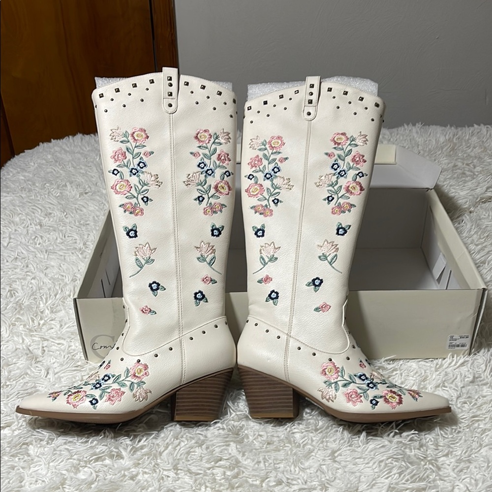 White and Pink Heeled Boots with Floral Embroidery